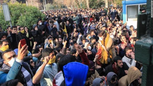 テヘラン大学で抗議を行う大学生ら＝２０１７年１２月３０日