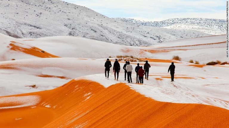 サハラ砂漠に異例の積雪