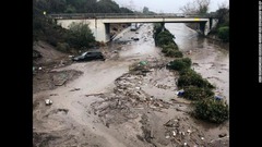 洪水により多くの幹線道路が通行止めとなった