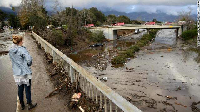 泥水のたまった高速道路を見下ろす