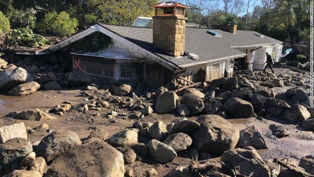 家屋の近くまで押し寄せた土砂と岩石