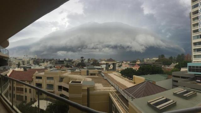 低く垂れこめた雲が雷雨をもたらし、大抵は強風を伴うという