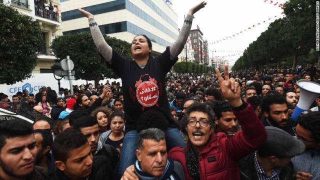 デモに参加し、スローガンを叫ぶチュニジアの人々