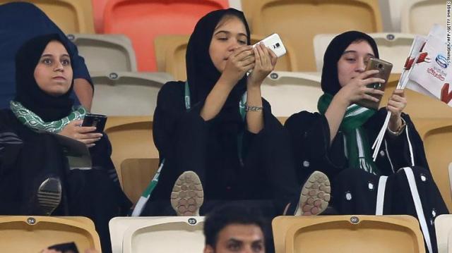ジッダのスタジアムで試合を見つめる女性ファン
