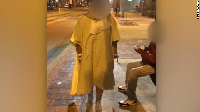 女性患者が寒い夜のバス停に病院のガウンと靴下だけを身に着けた状態で取り残されていた