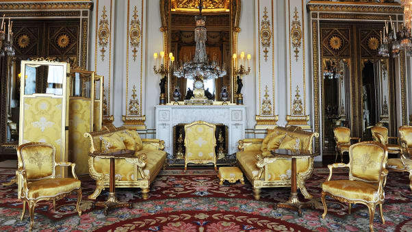 「白の客間」には女王の個室とつながる秘密の扉がある