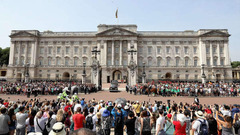 王室メンバーが休暇へ出かける夏期に一般公開されるバッキンガム宮殿