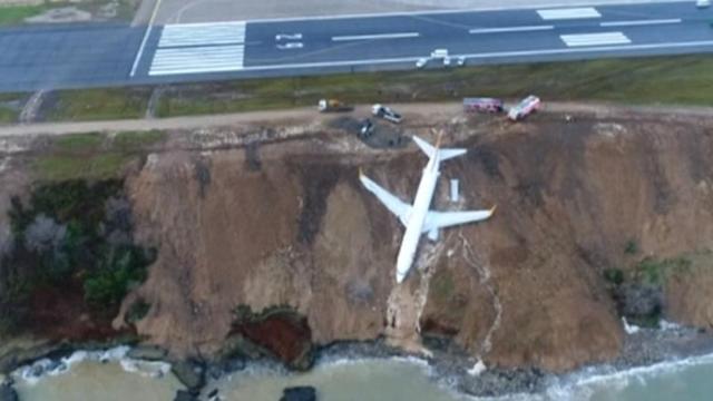 旅客機が滑走路を外れ、危うく海へ突っ込む事態に