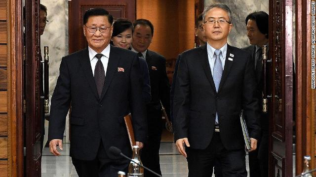 協議に臨む北朝鮮と韓国の当局者