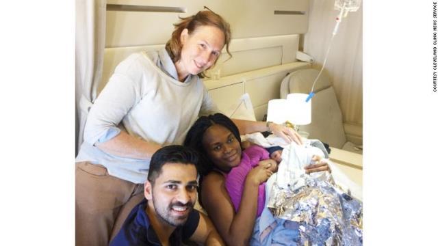 国際便の機内で乗客が出産、乗り合わせた医師が介助