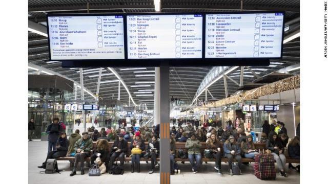 鉄道も運行を停止し、各駅で乗客が足止めされた