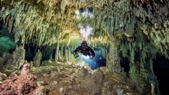 プロジェクトチームが探索した結果、別個の２つの洞窟が内部でつながっていることが判明