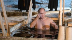 プーチン氏は冷たい水中に頭も沈めた