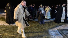 毛皮のコートとブーツ姿で現れたプーチン氏