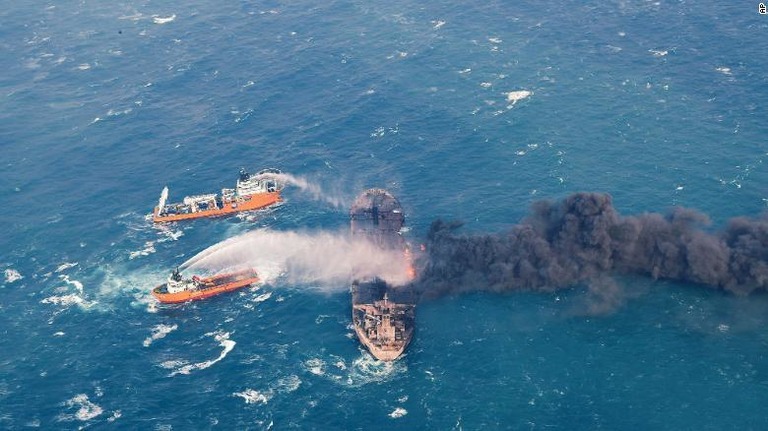 沈没前に中国当局の船が消火活動を行う様子