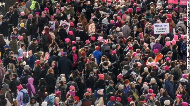 トランプ氏の大統領就任１周年となる２０日、米国をはじめ各地で「女性の行進」が行われた