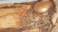 ２００５年に発見された女性のミイラ。年齢は２５～３０歳で、出産後に死亡したという<br />
