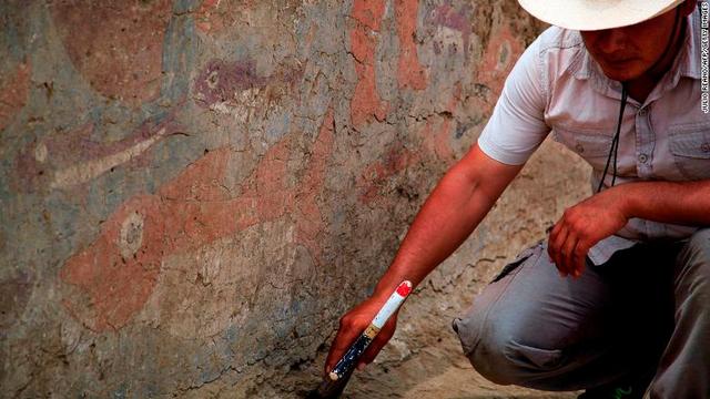 ペルーの古代文明モチェの遺跡を発掘。海の生き物が描かれた壁画を調べる