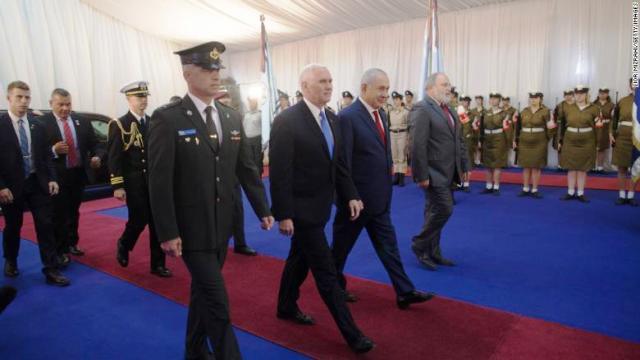 ペンス米副大統領（中央左）とイスラエルのネタニヤフ首相
