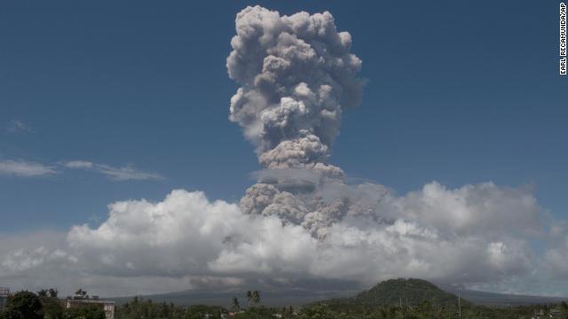 マヨン山から巨大な噴煙が立ち上っている