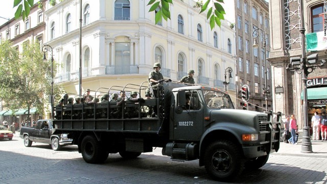 メキシコ市をパトロールする軍の車両。減少基調にあった殺人事件の件数だが、１７年は過去最悪の水準に達した