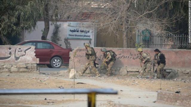 襲撃された事務所付近で配置につくアフガン軍の兵士