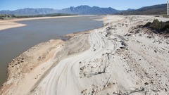 南アフリカのケープタウンにある同市最大規模のダム。干ばつで地面がむき出しに
