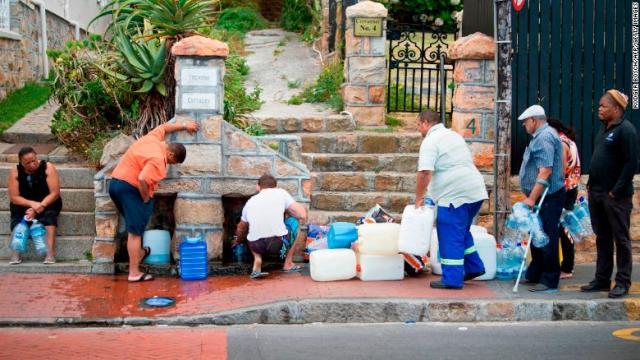 市中心部から約２５キロ離れた湧き水へ水を汲みに来る人々