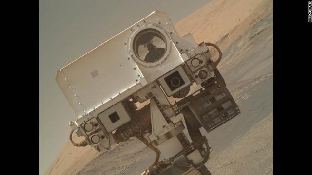 ２０１８年１月２３日に公開されたキュリオシティの「自撮り」写真。火星表面の土ぼこりを背景にキュリオシティの「頭」が写っている