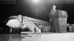 歴史的な訪中後、エアフォースワンを背景に演説を行うニクソン大統領＝１９７２年２月、アンドルーズ空軍基地