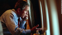 チェイニー副大統領と電話で話す子ブッシュ大統領＝２００１年９月１１日