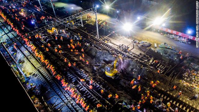 高速鉄道の線路敷設に１５００人を動員して、９時間足らずで完成にこぎつけた