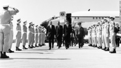 機体から降りてきた、（左から）宇宙飛行士のジョン・グレン氏、ジョンソン副大統領、ケネディ大統領＝１９６２年２月、ケープカナベラル空軍基地