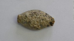 発掘された際、宝石の表面は石灰岩で覆われていた