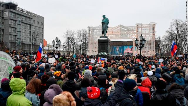 モスクワ中心部の広場で行われたデモの様子