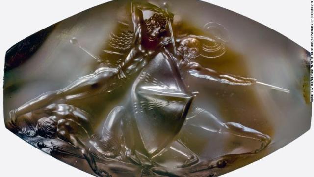 戦士たちによる闘いの場面が彫られた宝石。先史時代のギリシャ美術の最高傑作と目される