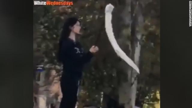 イランの女性たちがベールを外して抗議デモ