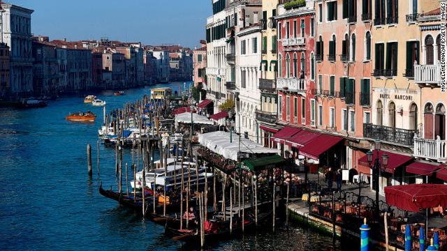 イタリアの観光地ベネチアで、旅行者を狙うぼったくりへの非難の声が高まっている