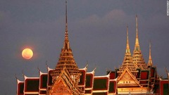 タイのバンコクの王宮の背景にもスーパームーンが見られた