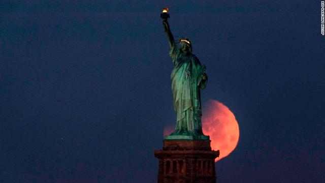 ニューヨークの自由の女神像の後ろに見えるスーパームーン