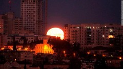 エルサレムのビルの合間から見えたスーパームーン
