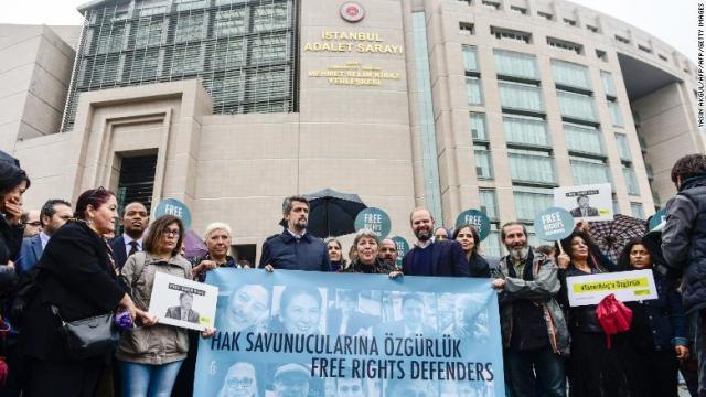 昨年１０月に行われた人権擁護活動家１１人に対する裁判に抗議する人々