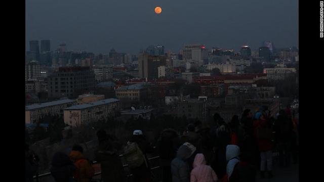 北京でも人々が集まって月を見上げる