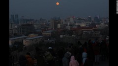 北京でも人々が集まって月を見上げる