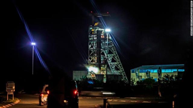 南アの金鉱山で停電が発生し、作業員９５５人が地中に閉じ込められた