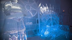ラゴンの形をした氷の滑り台など、朝、目覚めた時に目にするとひやっとするものもある