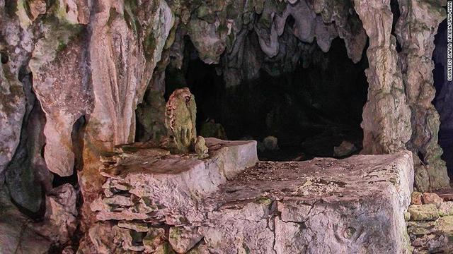 セノーテで見つかった古代マヤ文明の祭壇。供物を捧げるときに使用したとみられる