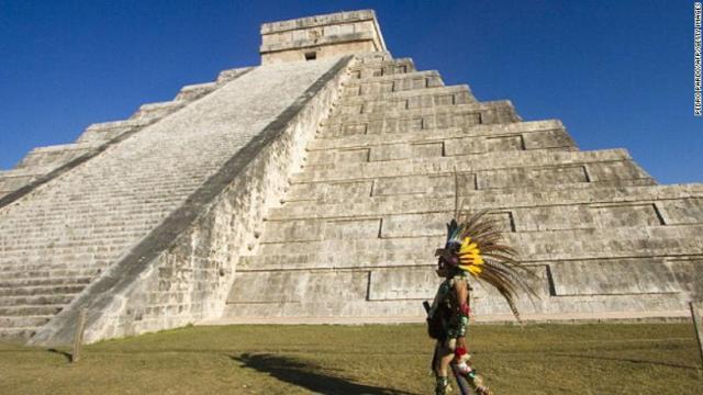 チチェンイツァ遺跡の構造物で群を抜く高さを誇るピラミッド「エルカスティーヨ」