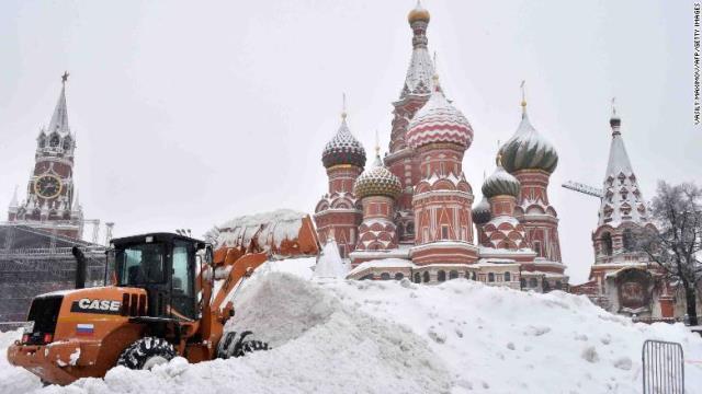 赤の広場で除雪に当たるブルドーザー＝４日