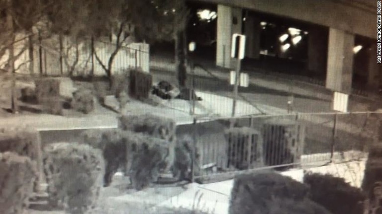 監視カメラが捉えた路上に寝ているホームレスの男性。その後、男が車から降りて、ホームレスを撃った